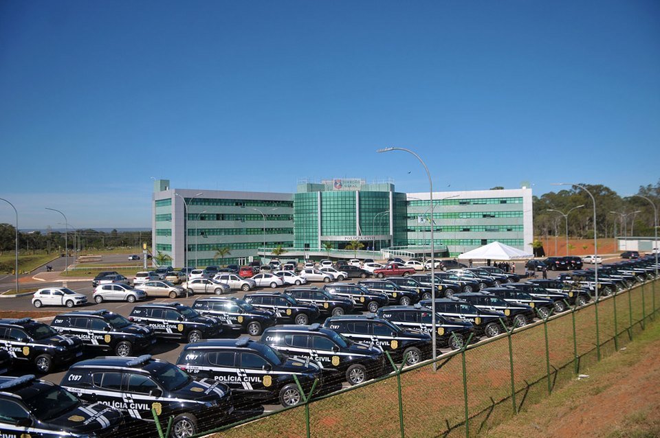 Imagem ampla do patio da PCDF com novas viaturas