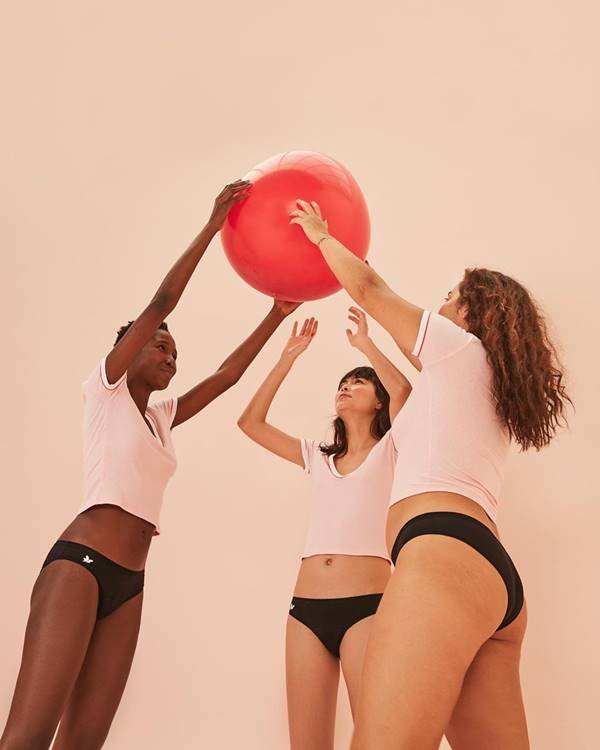 mulheres usando calcinhas absorventes e brincando com bola