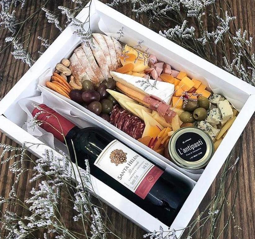 Caixa com vinho e queijos