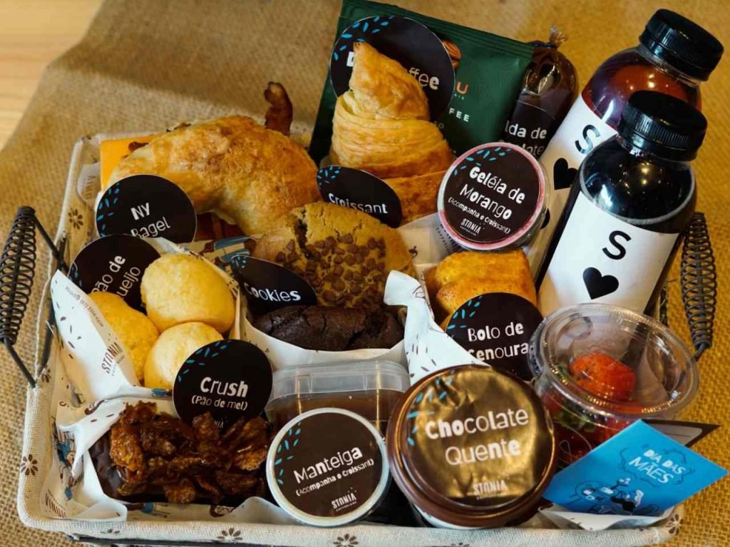 Cesta de Dia das Mães do Stonia Coffee com diversos pães e doces