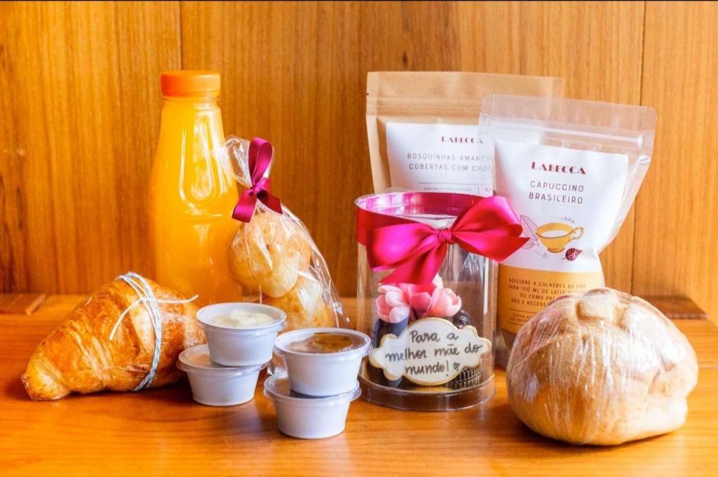 com cafés, suco, geleias e pães