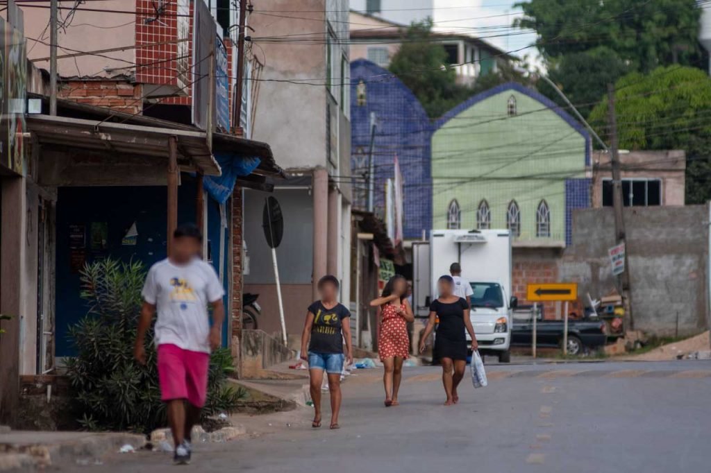 Pessoas andando na rua