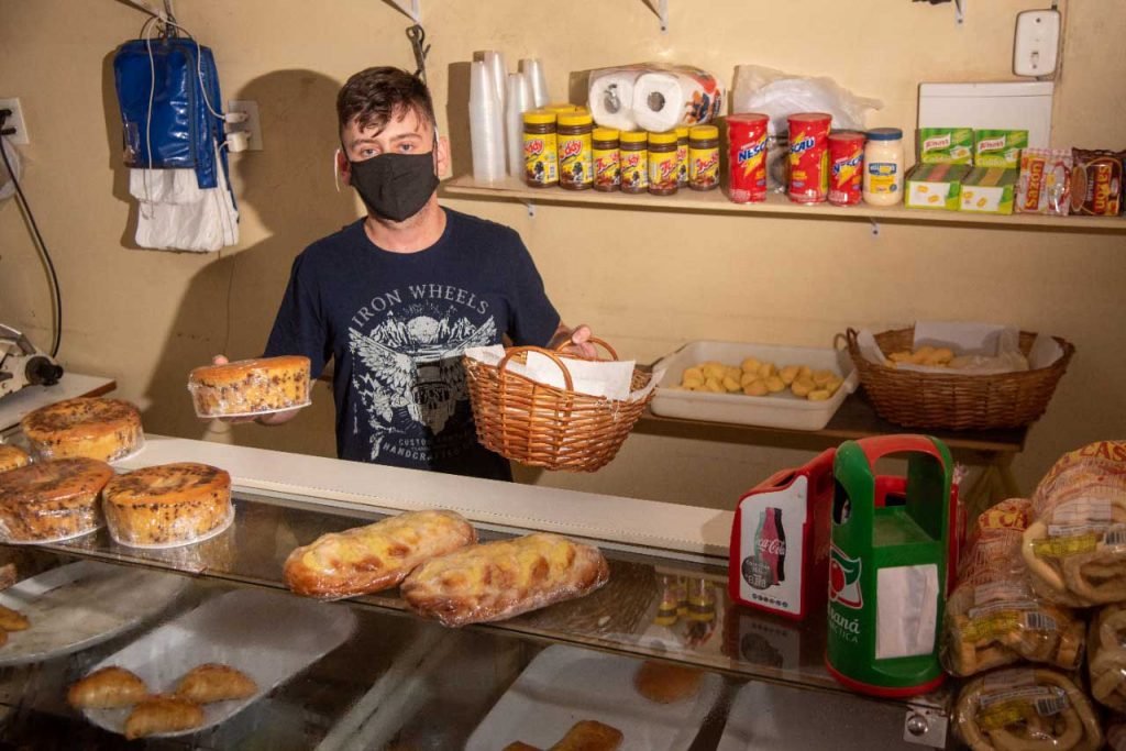 Homem em padaria com produtos