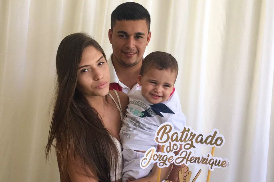 A estudante Victória Eugênia, 17, mãe de garoto Jorge Henrique, de 1 ano e 8 meses. Ao lado, o pai, Jorge Filho