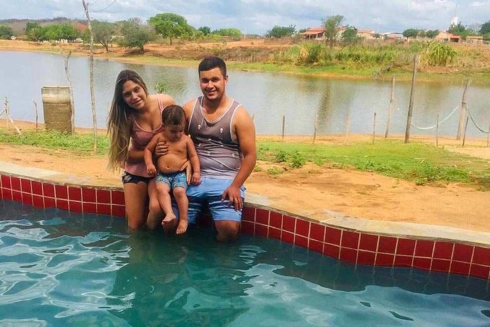 A estudante Victória Eugênia, 17, mãe de garoto Jorge Henrique, de 1 ano e 8 meses. Ao lado, o pai, Jorge Filho
