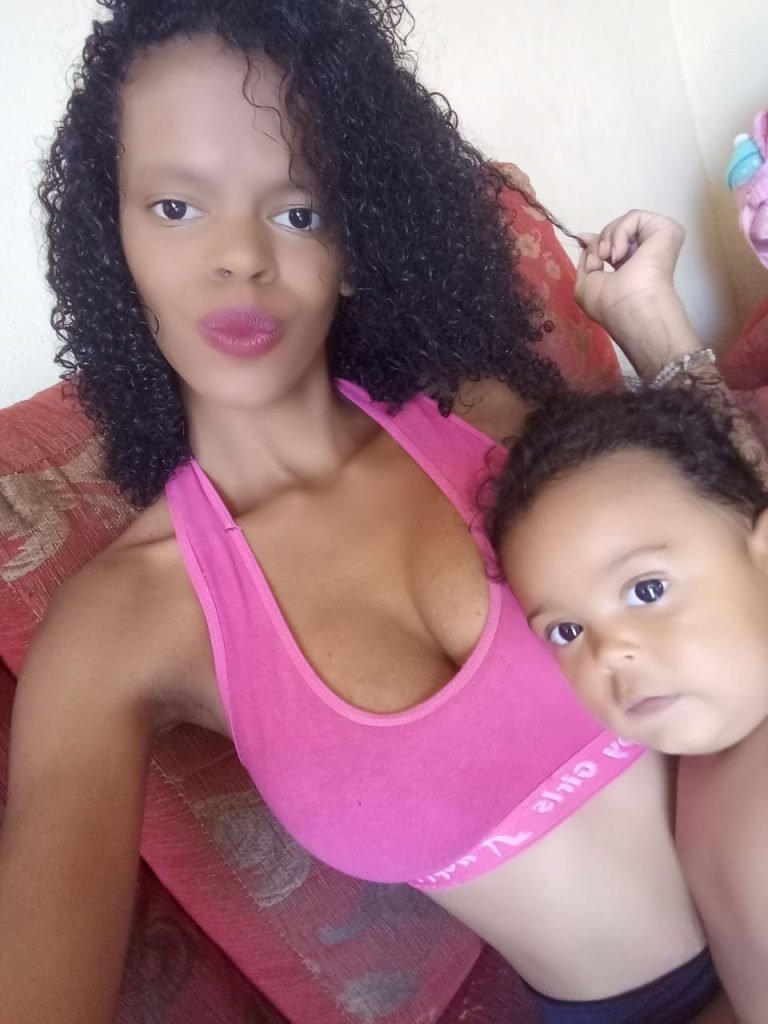 Esther Maria, de apenas 17 anos, mãe da pequena Ana Laura