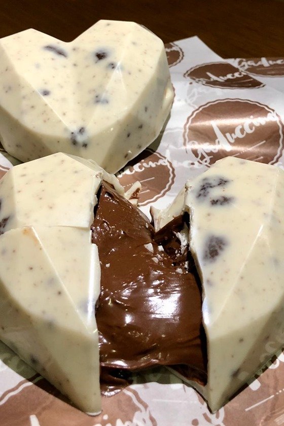 Coração de chocolate branco recheado de Oreo com Nutella