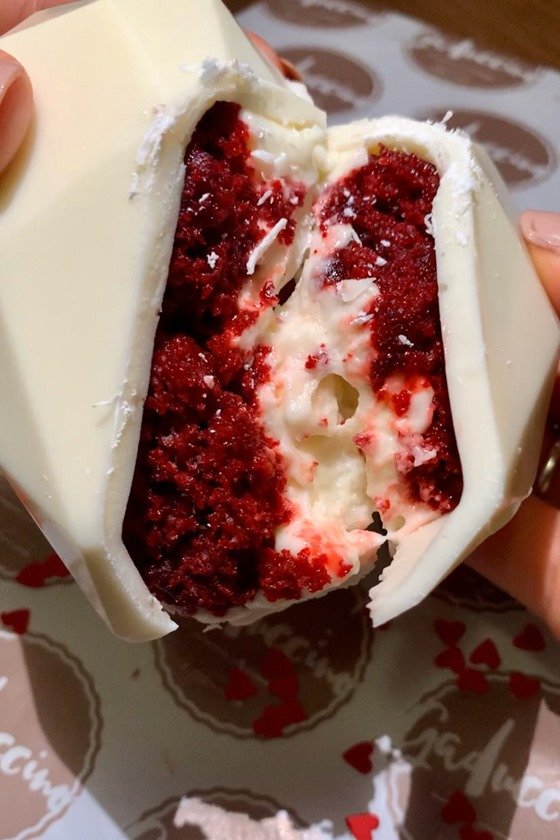 Coração de chocolate branco recheado de red velvet