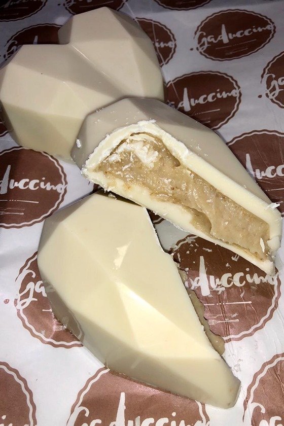 Coração de chocolate branco recheado de brigadeiro de nozes