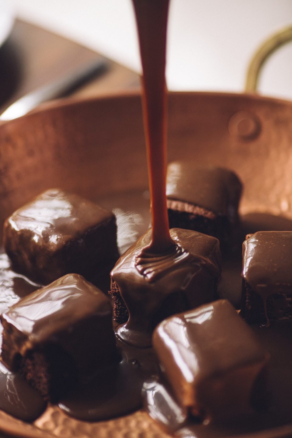 bolo de chocolate com calda de brigadeiro