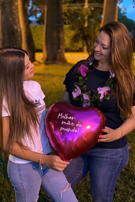 Filha com balão da Bloom para o Dia das Mães