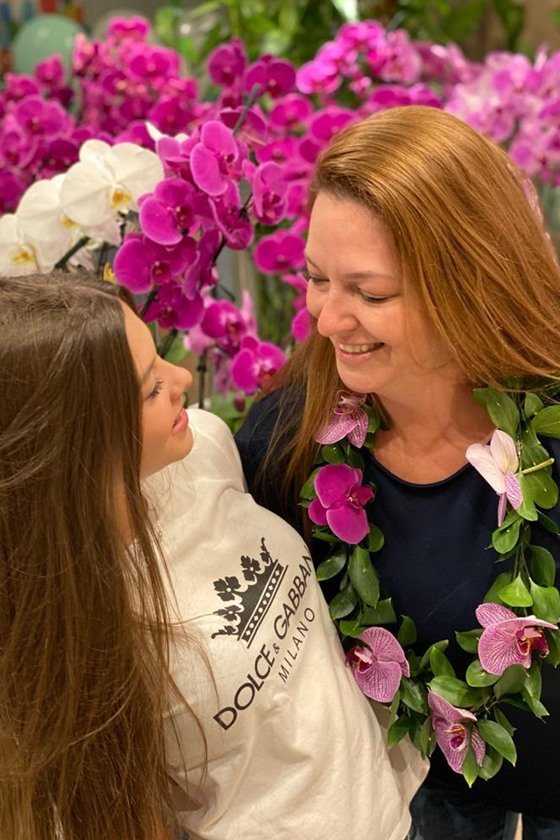 Filha dando presente da Bloom de Dia das Mães