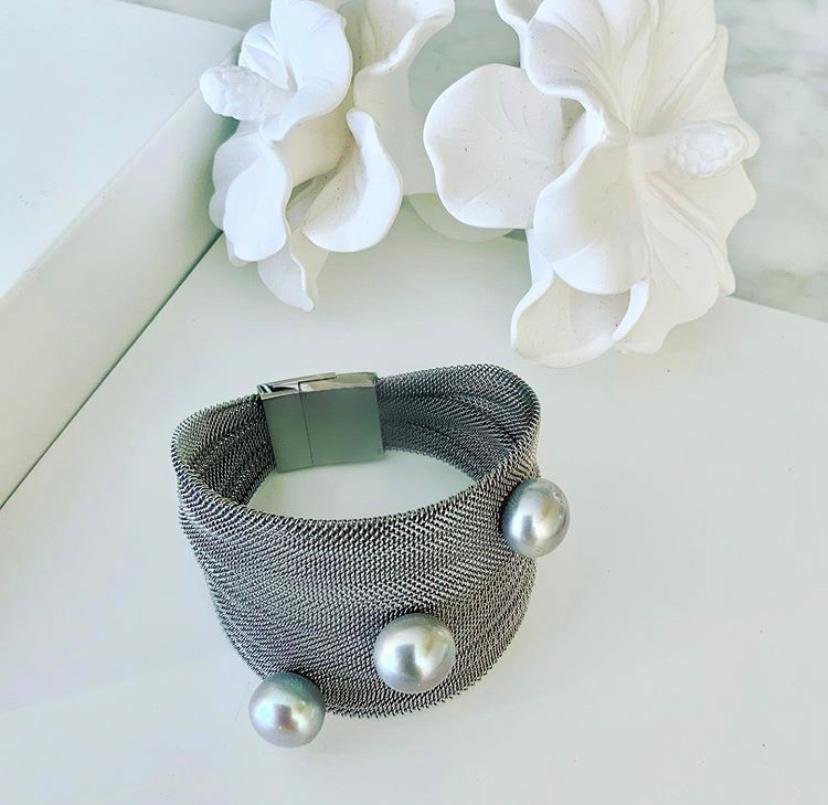 Pulseira de malha metálica com pérolas cinzas