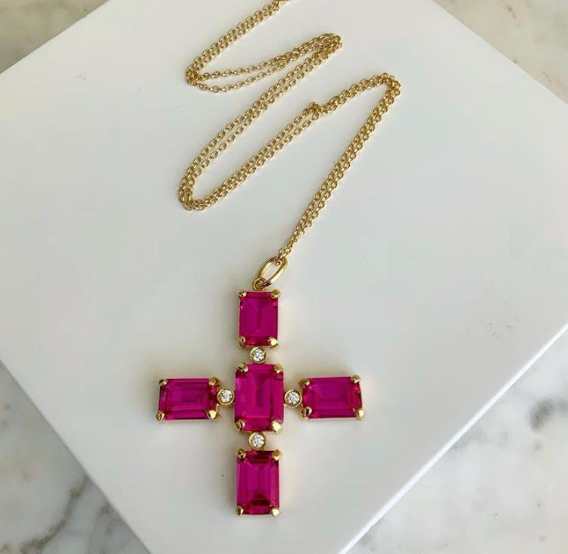 Crucifixo com topázio branco e pedra fusion pink