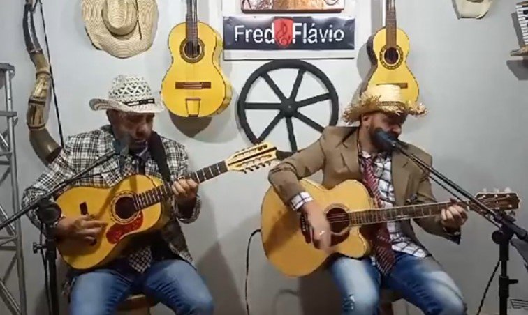Fred e Flávio se apresentando em uma live