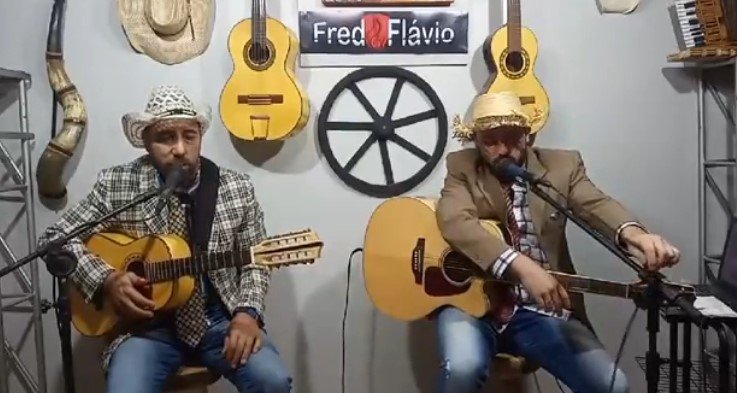 Fred e Flávio se apresentando em uma live