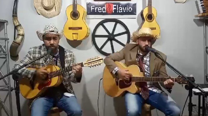 Fred e Flávio se apresentando em uma live