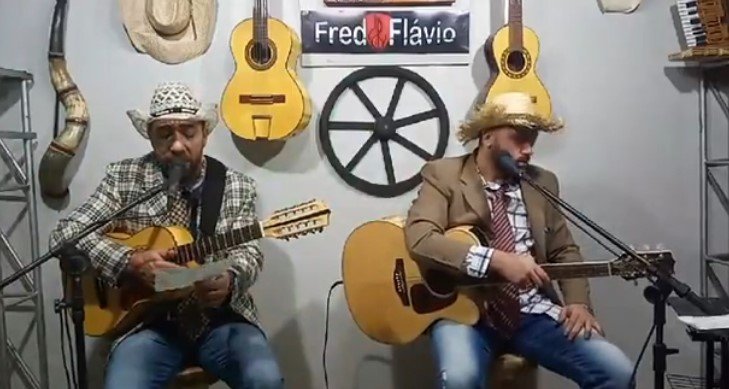 Fred e Flávio se apresentando em uma live