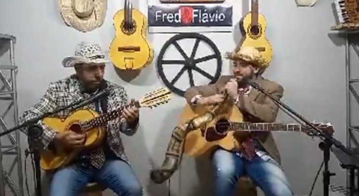 Fred e Flávio se apresentando em uma live