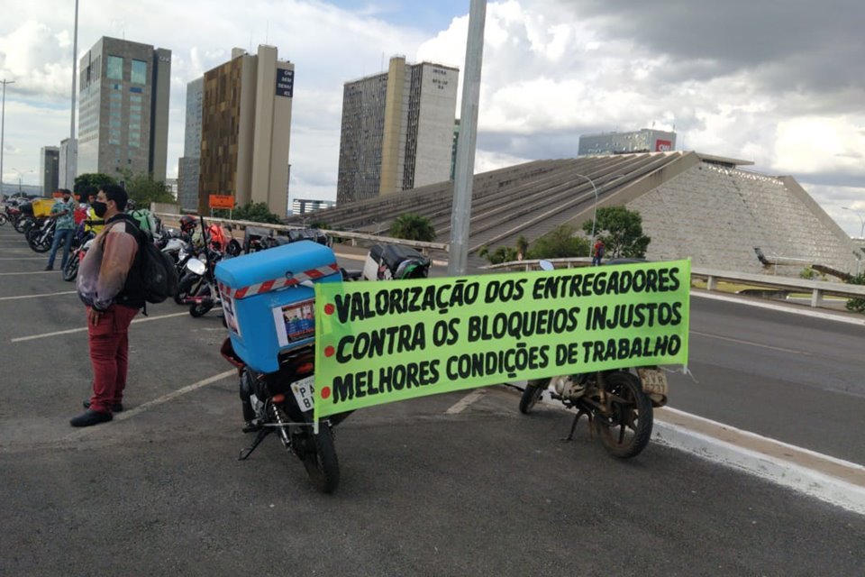 Mootboys concentrados na plataforma superior da Rodoviária