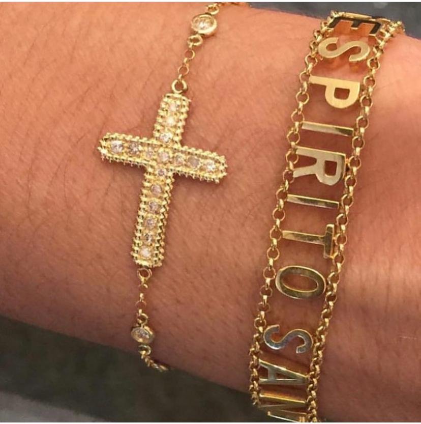 Pulseiras de cruz e espirito santo