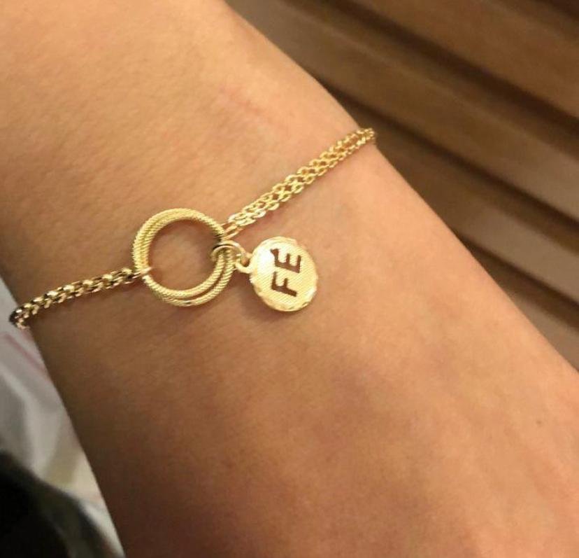 Pulseira com o nome fé gravado
