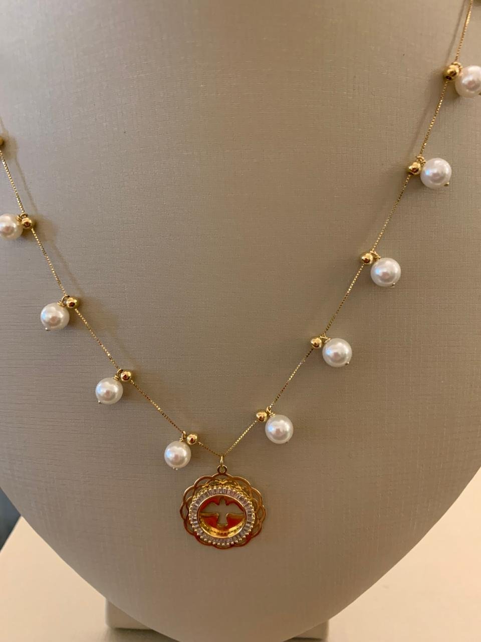 Colar com pérolas e pingente de Espírito Santo