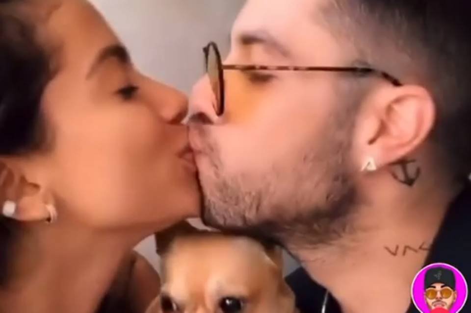 Anitta beija Gui Araújo