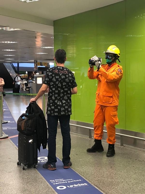 Passageiros precisam ser examinados antes entrar em aviões no DF
