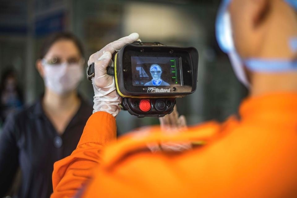 Bombeiros verificam temperatura de passageiros no aeroporto internacional de Brasília