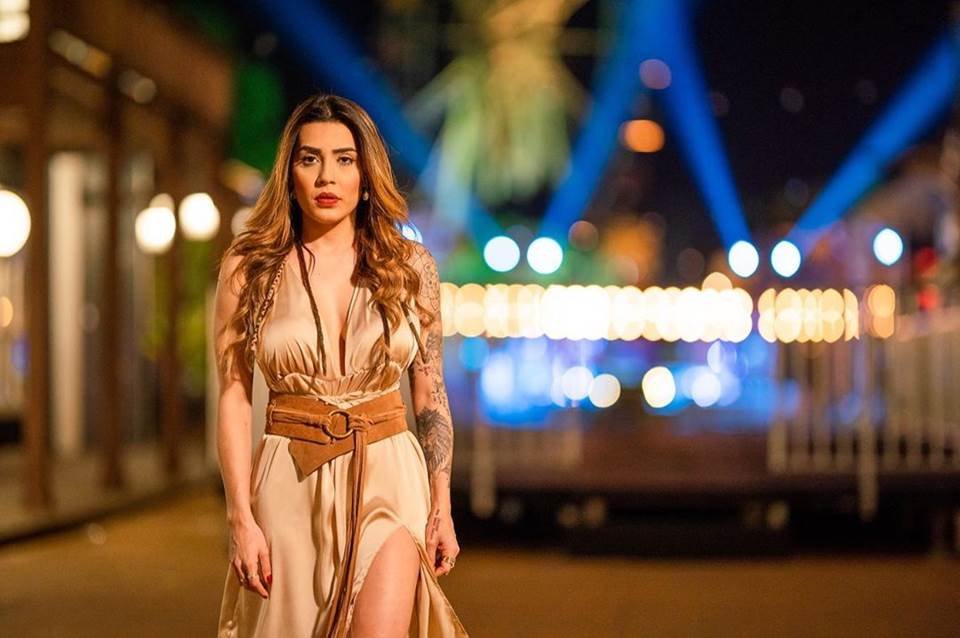 Lauana Prado em um parque de diversões