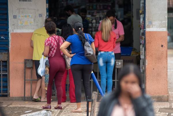 Mulheres observam produtos para venda no Taguacenter