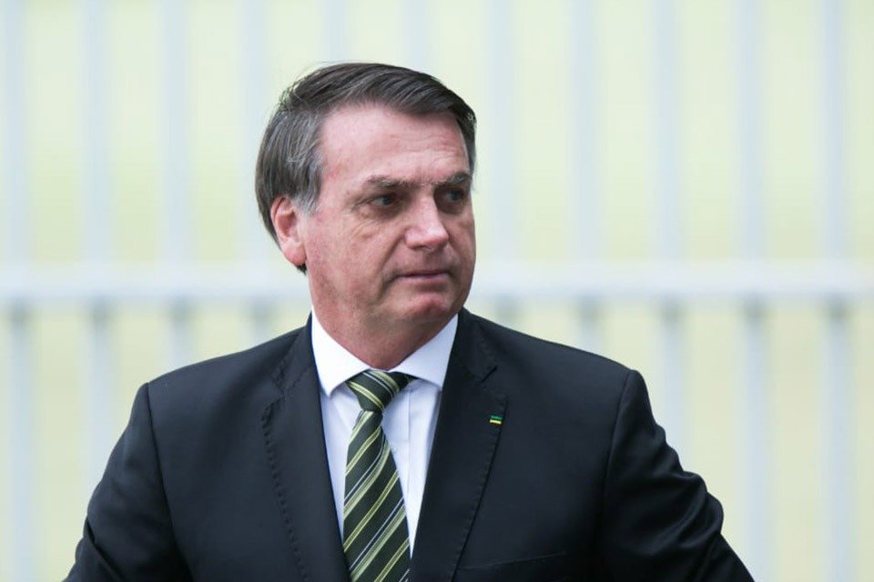 Jair Bolsonaro caminha com ministros e empresários até o STF