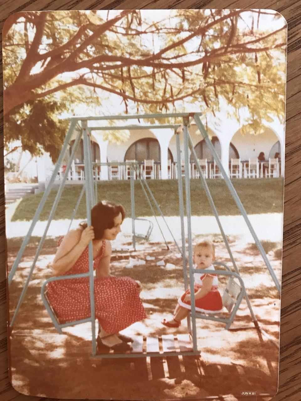 Foto antiga da chef Inaiá e a mãe, Ana Maria, em um balanço
