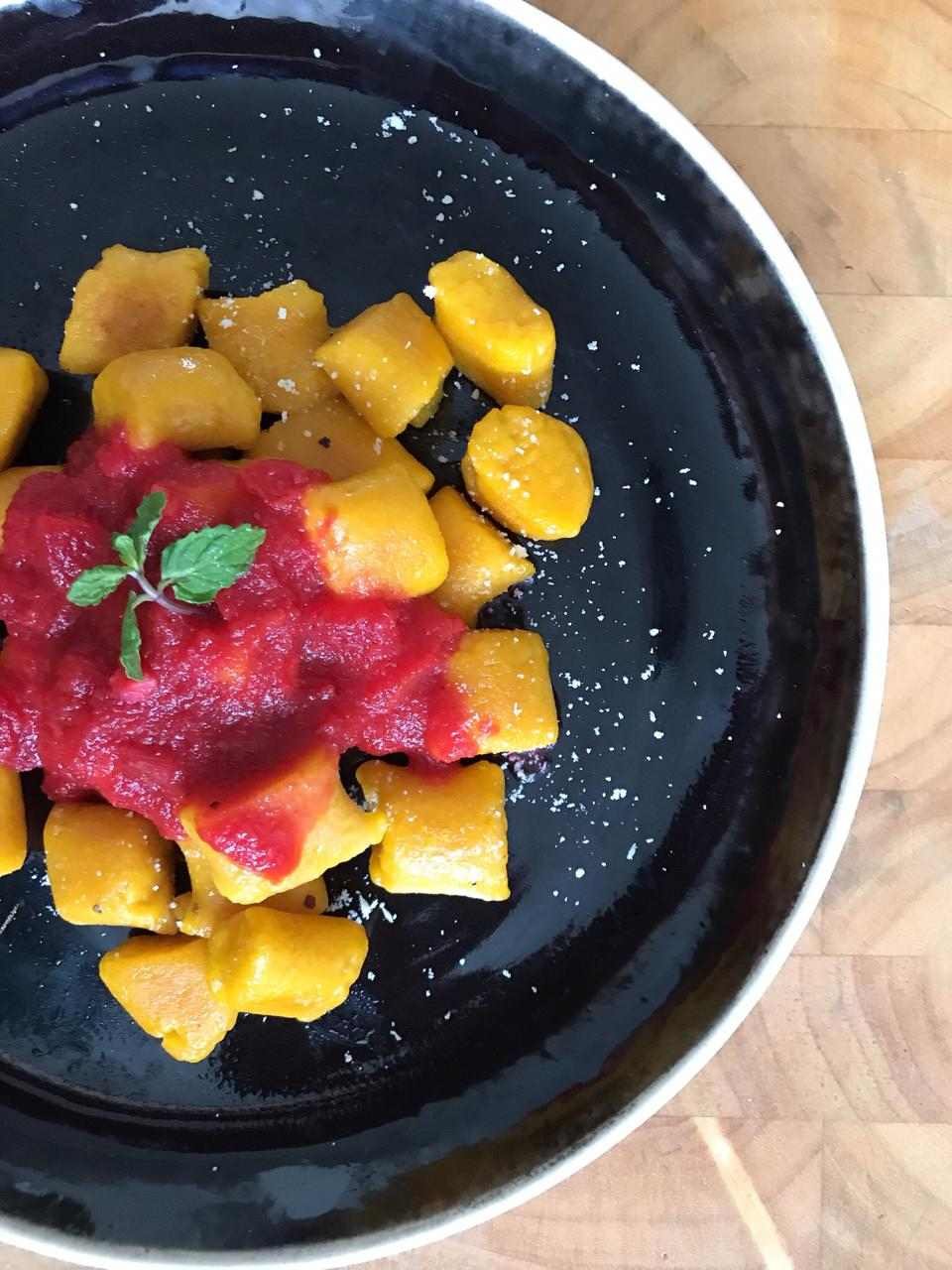 Nhoque de abóbora com molho vermelho