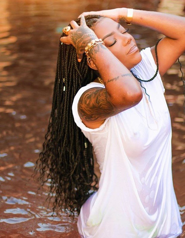 Ludmilla com blusa molhada e sem sutiã