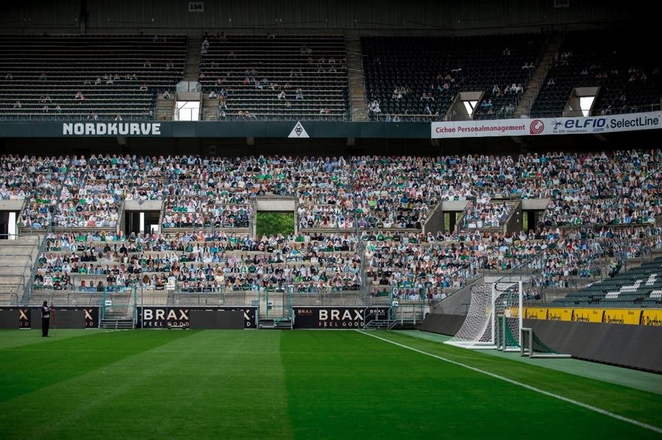 Torcida de papelão no estádio do Borussia Mönchengladbach