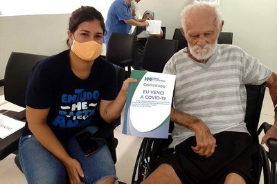 Ele aparece no hospital com a equipe de saúde