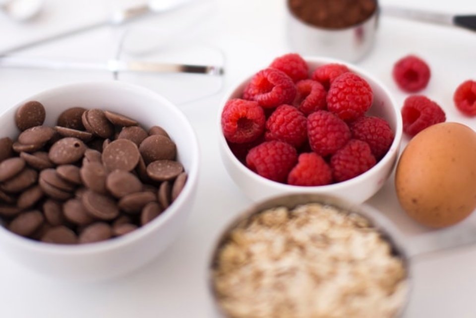 gotas de chocolates e frutas
