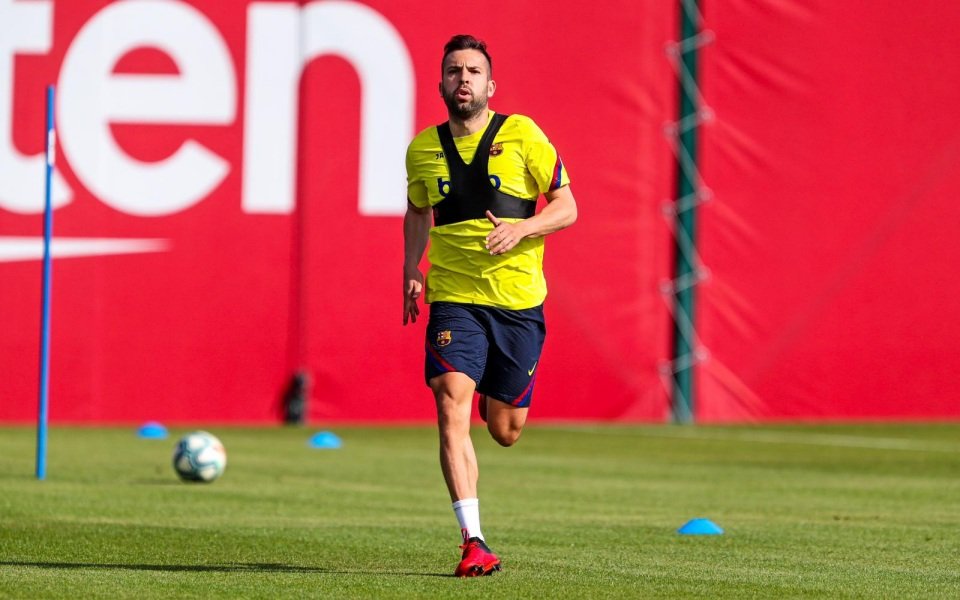 Barcelona volta aos treinamentos