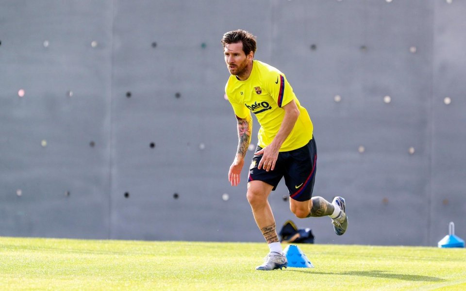 Barcelona volta aos treinamentos