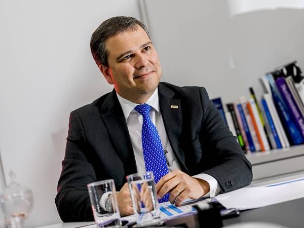 Presidente do BRB sentado