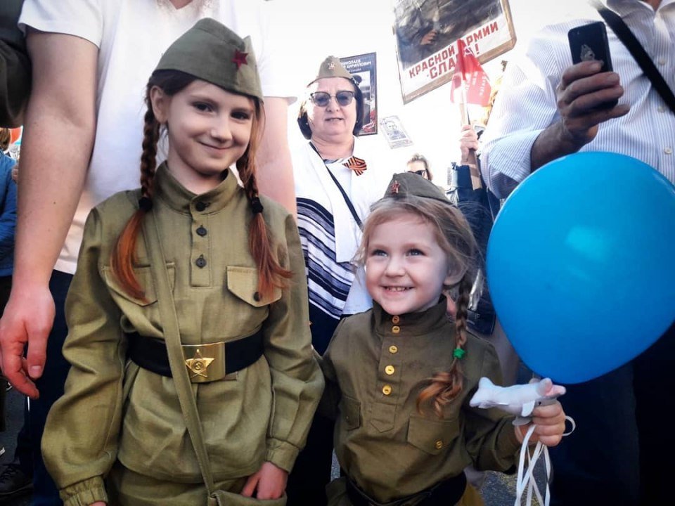 duas meninas no Desfile do Dia da Vitória em 2018 em Moscou na Rússia