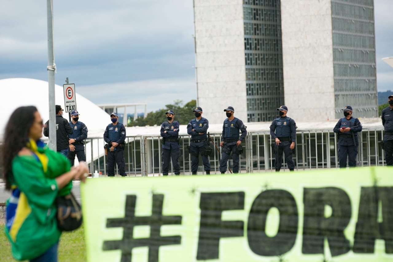 Movimentação na Esplanada dos Ministérios. A cena se caracteriza por poucos manifestantes, o clima é de concentração. O diferente é a quantidade de policiais na rua. Ha um cerco de pms no Congresso e muitas viaturas no Museu, além das que estão circulando nas ruas