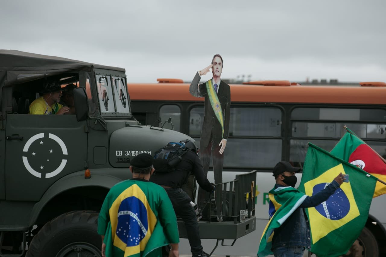 Movimentação na Esplanada dos Ministérios. A cena se caracteriza por poucos manifestantes, o clima é de concentração. O diferente é a quantidade de policiais na rua. Ha um cerco de pms no Congresso e muitas viaturas no Museu, além das que estão circulando nas ruas