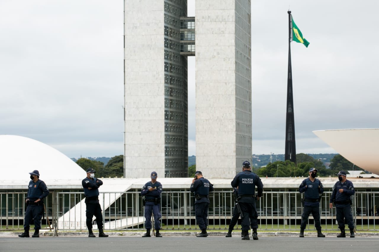 Movimentação na Esplanada dos Ministérios. A cena se caracteriza por poucos manifestantes, o clima é de concentração. O diferente é a quantidade de policiais na rua. Ha um cerco de pms no Congresso e muitas viaturas no Museu, além das que estão circulando nas ruas