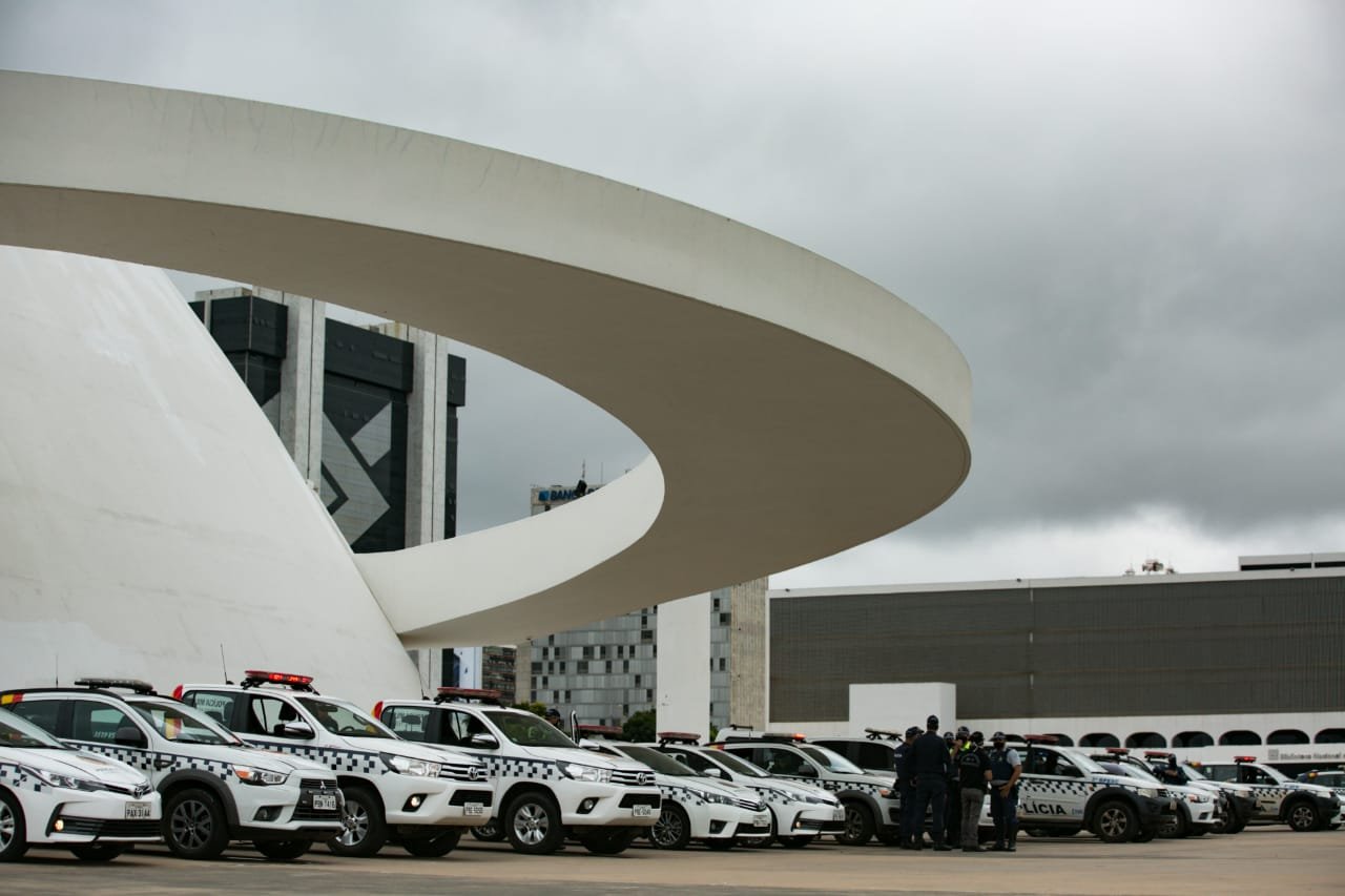Movimentação na Esplanada dos Ministérios. A cena se caracteriza por poucos manifestantes, o clima é de concentração. O diferente é a quantidade de policiais na rua. Ha um cerco de pms no Congresso e muitas viaturas no Museu, além das que estão circulando nas ruas