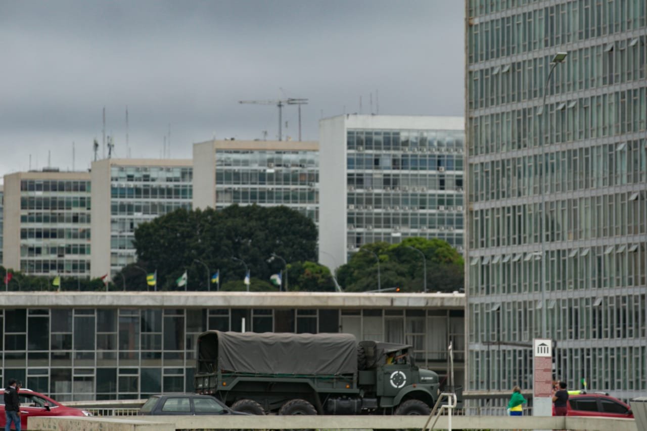 Movimentação na Esplanada dos Ministérios. A cena se caracteriza por poucos manifestantes, o clima é de concentração. O diferente é a quantidade de policiais na rua. Ha um cerco de pms no Congresso e muitas viaturas no Museu, além das que estão circulando nas ruas