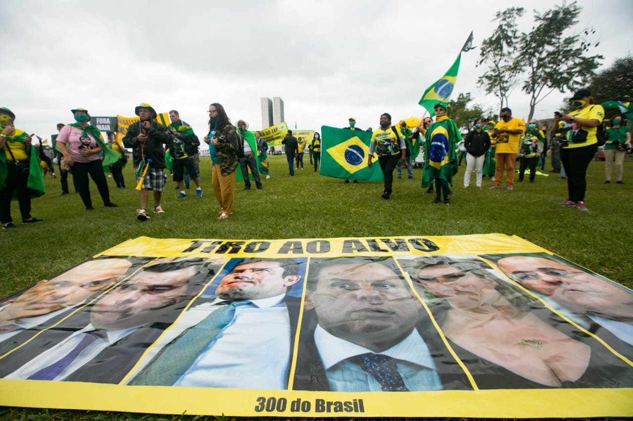 Manifestantes pró governo Bolsonaro em frente ao Congresso Nacional