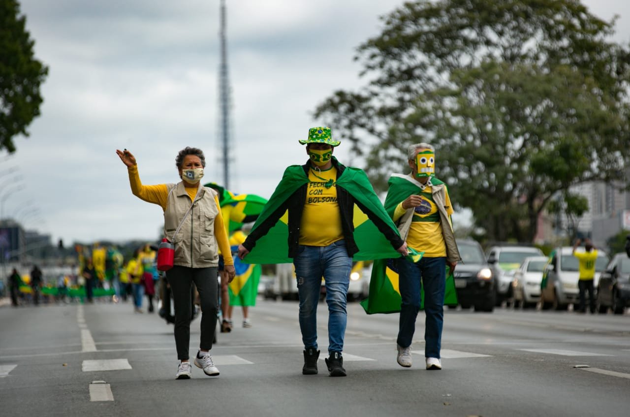 Manifestantes em ato pró-Bolsonaro na Esplanada dos Ministérios